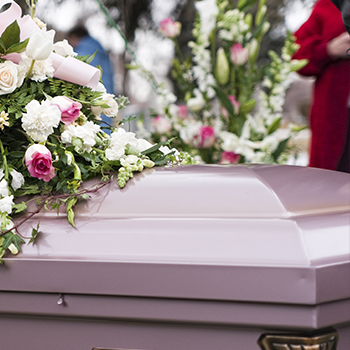 Cercueil blanc, bouquet de fleurs blanches
