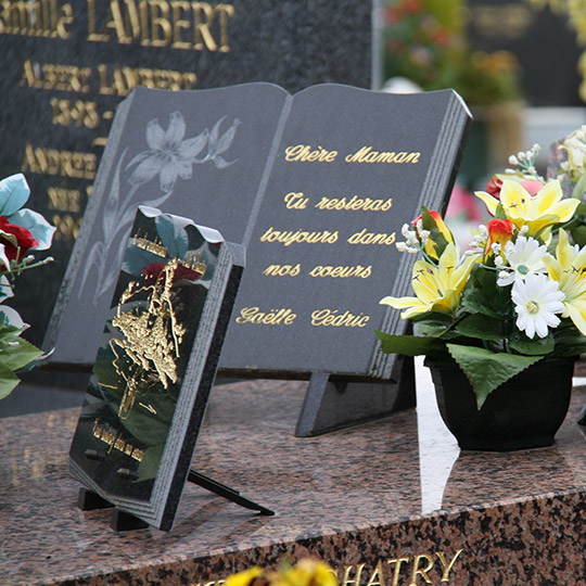 Articles funéraires sur pierre tombale, plaques en forme de livre