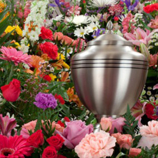 Urne funéraire au milieu de fleurs